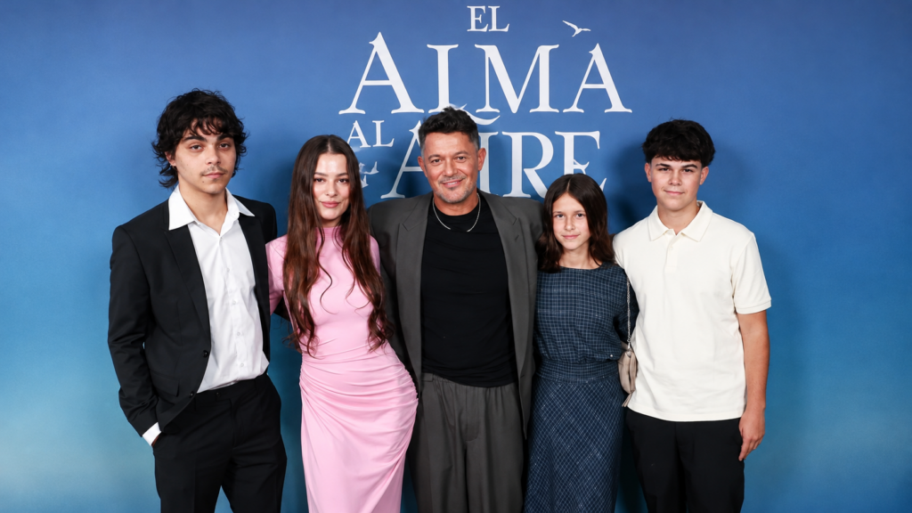 Alejandro Sanz posa con sus cuatro hijos, Manuela, Alexander, Dylan y Alma, durante el estreno de El alma al aire en Madrid