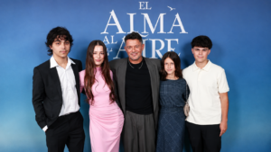 Alejandro Sanz posa con sus cuatro hijos, Manuela, Alexander, Dylan y Alma, durante el estreno de El alma al aire en Madrid